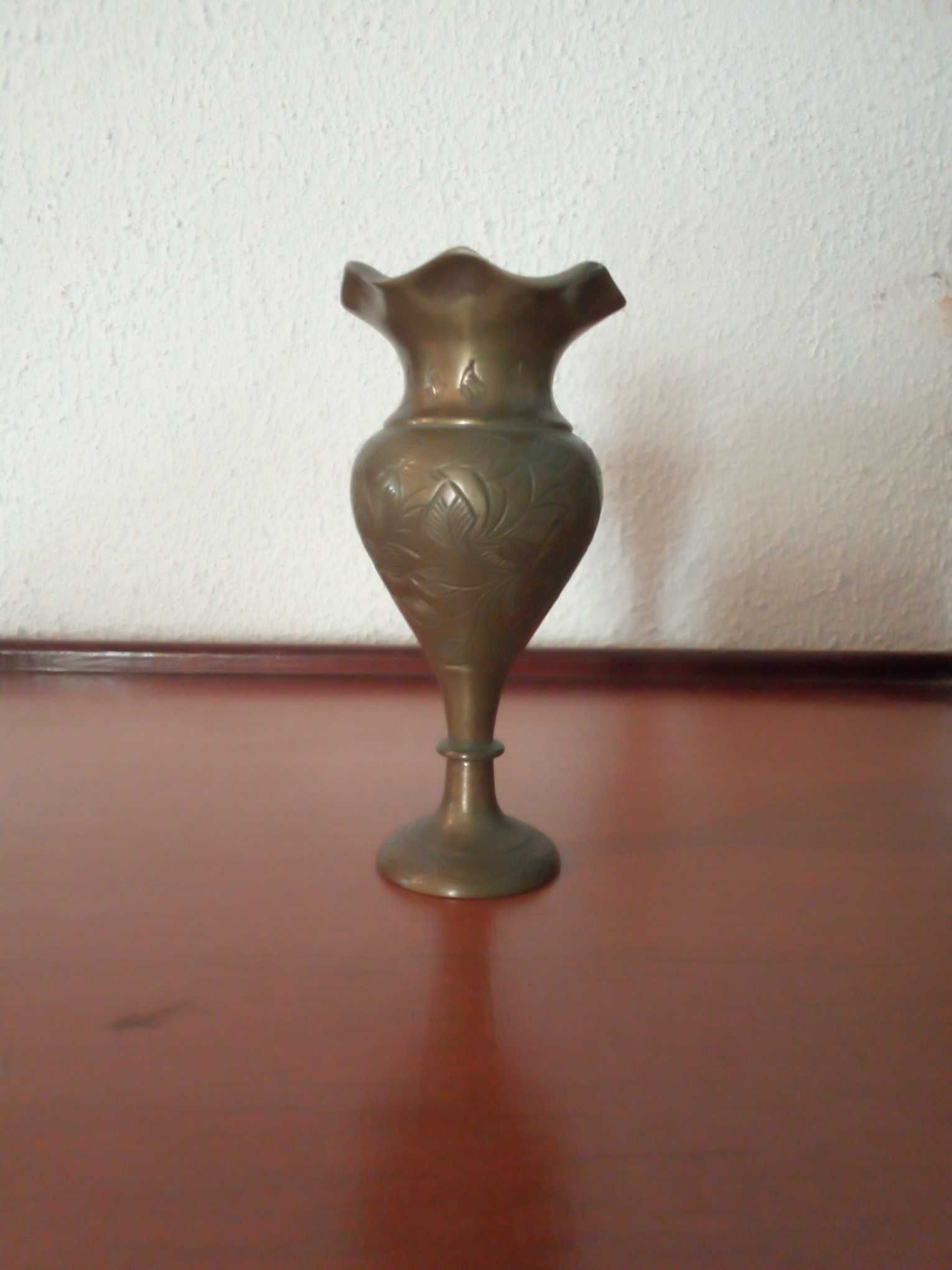 Mini jarra em latão, gravada com motivos florais, usada