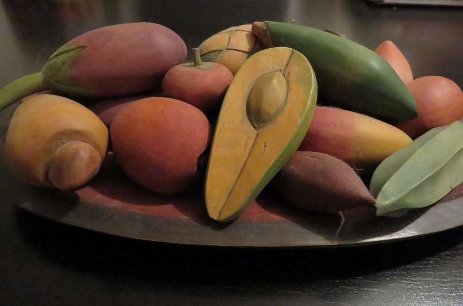 Travessa artesanal em madeira com frutas decorativas