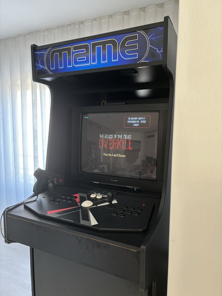 Maquina Arcade com CRT (muito raro)