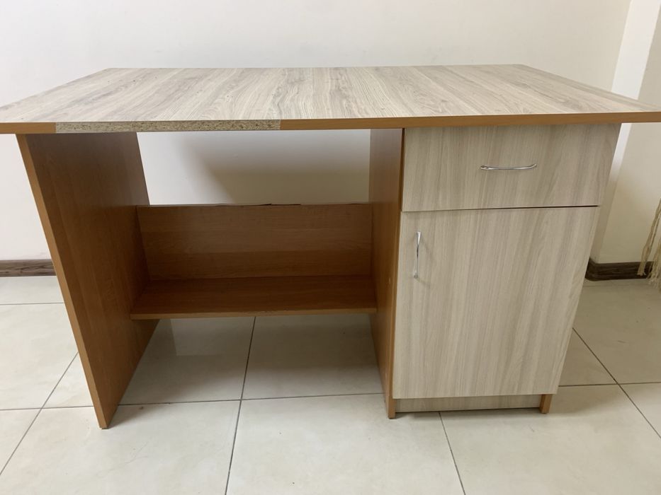 Стіл робочий для компʼютера