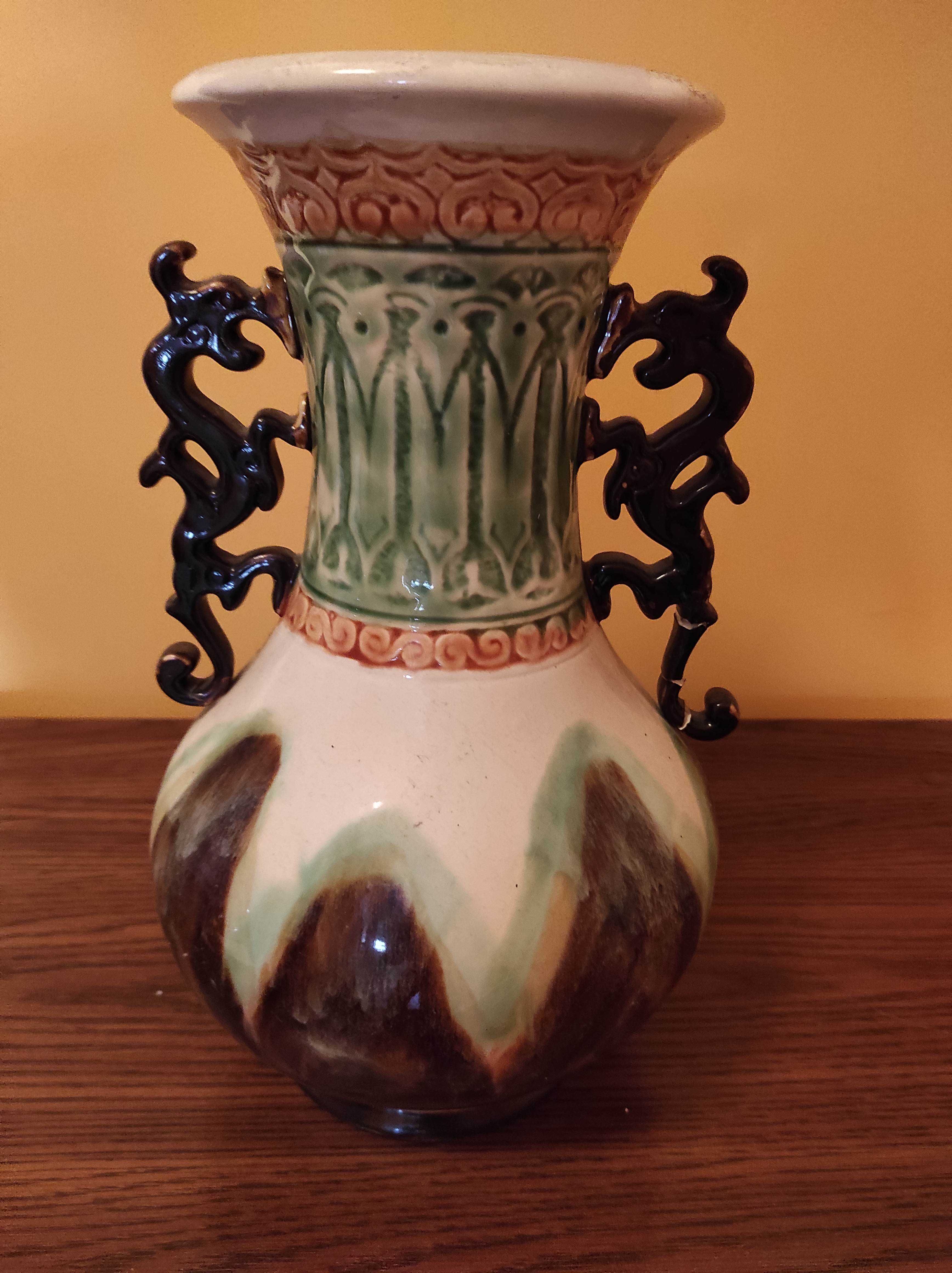 Vaso cerâmica oriental montanhas