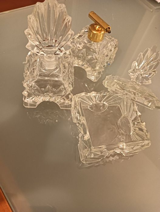 conjunto de 3 frascos de perfume e caixa muito antigos	Vintage*