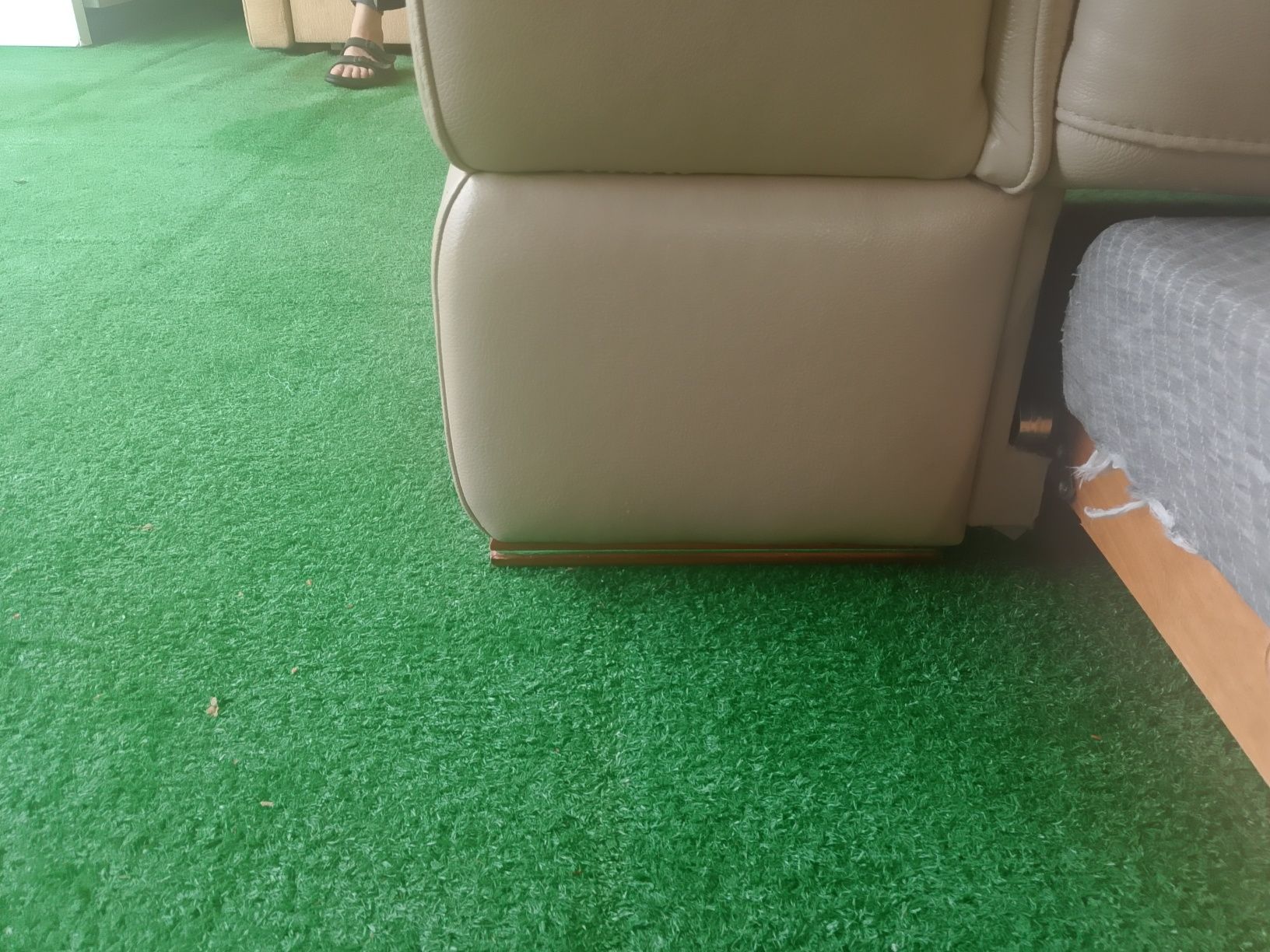 Narożnik elegantek z pojemnikiem na posciel