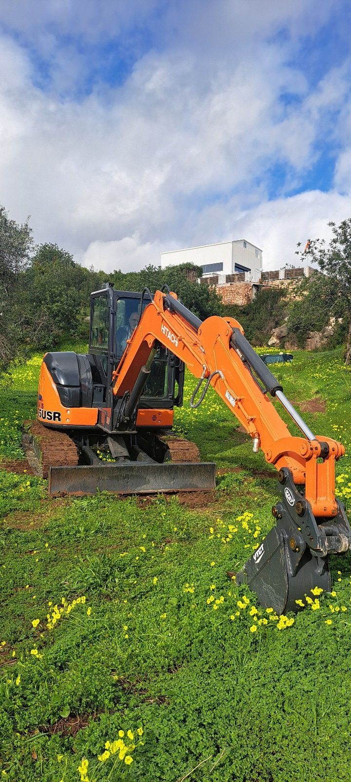 Escavadora Hitachi de 5 Ton.