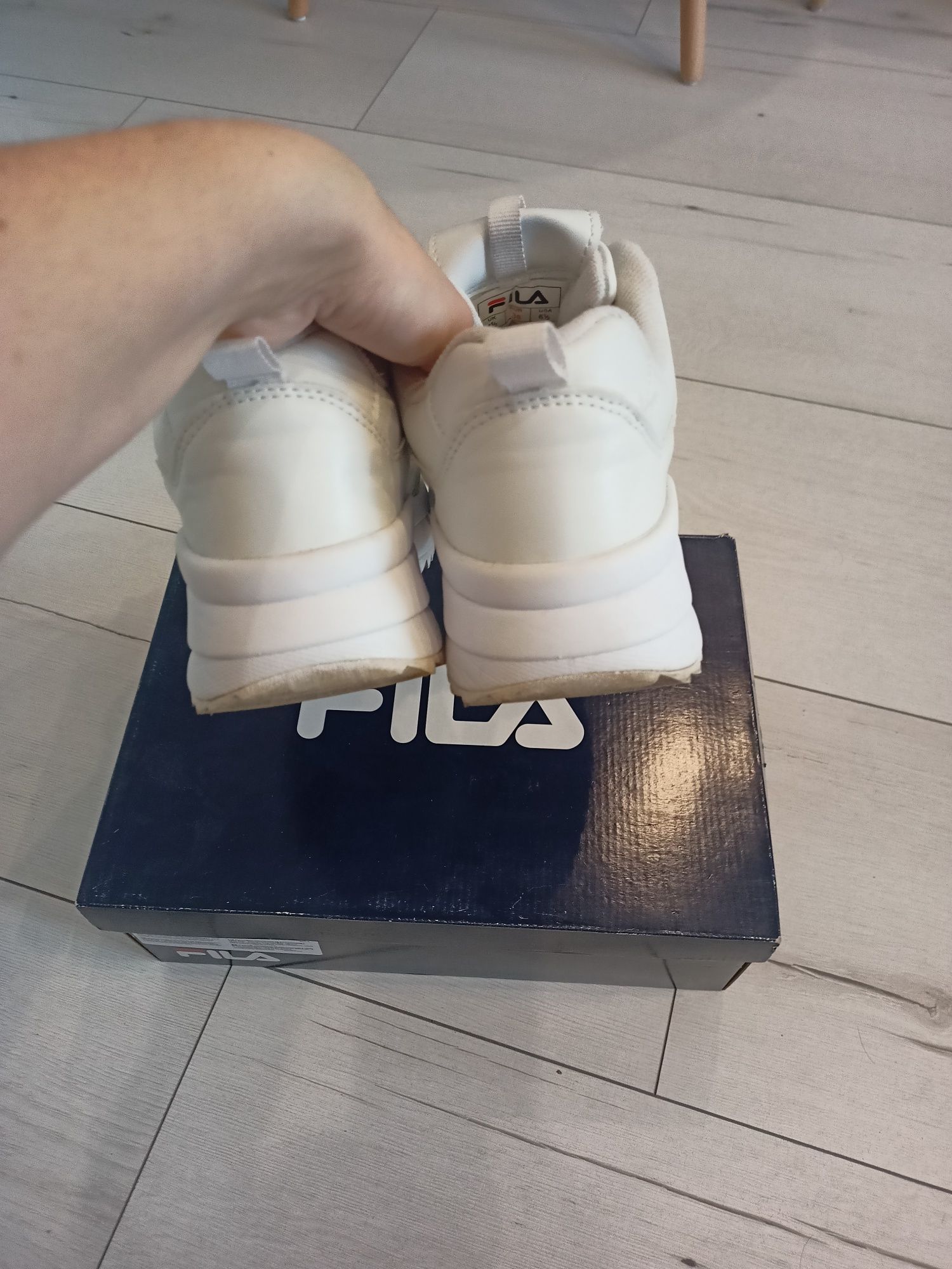 Białe sneakersy Fila 38 na grubej podeszwie