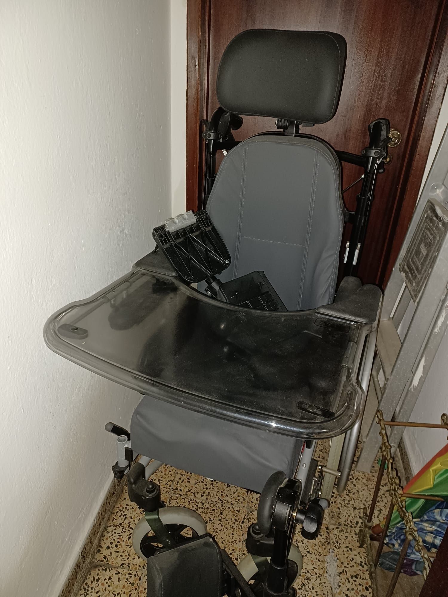 Cadeira articulada com apoio na cabeça e pernas
