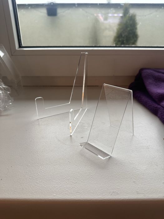 Stojaki na telefony.