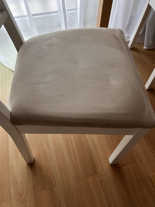 Krzesło białe z miękkim beżowym siedziskiem