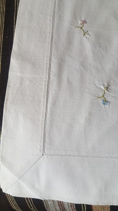 Lençol bordado à mão com flores soltas