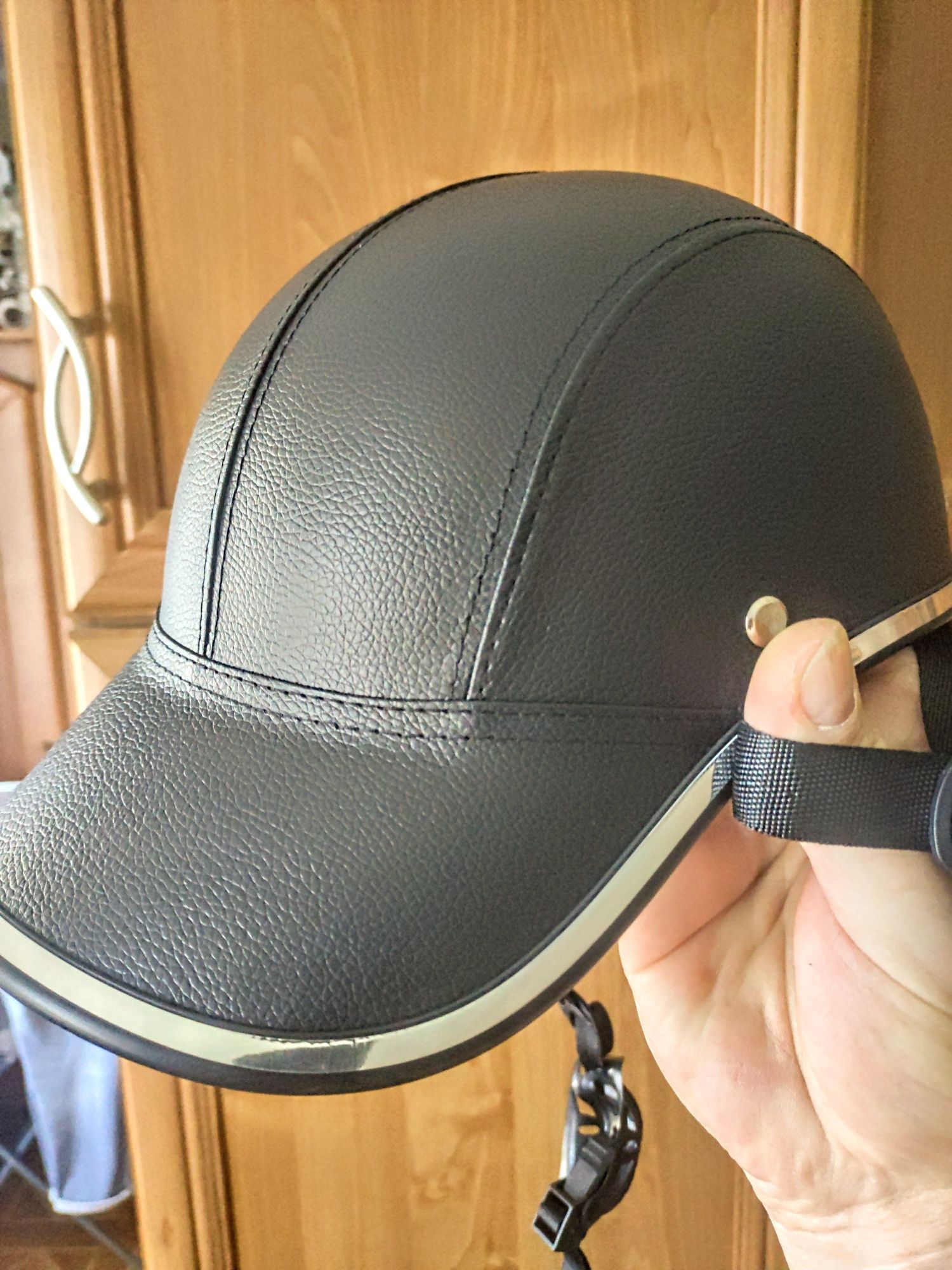 Modny Kask z Daszkiem - Bezpieczeństwo i Styl w Jednym!