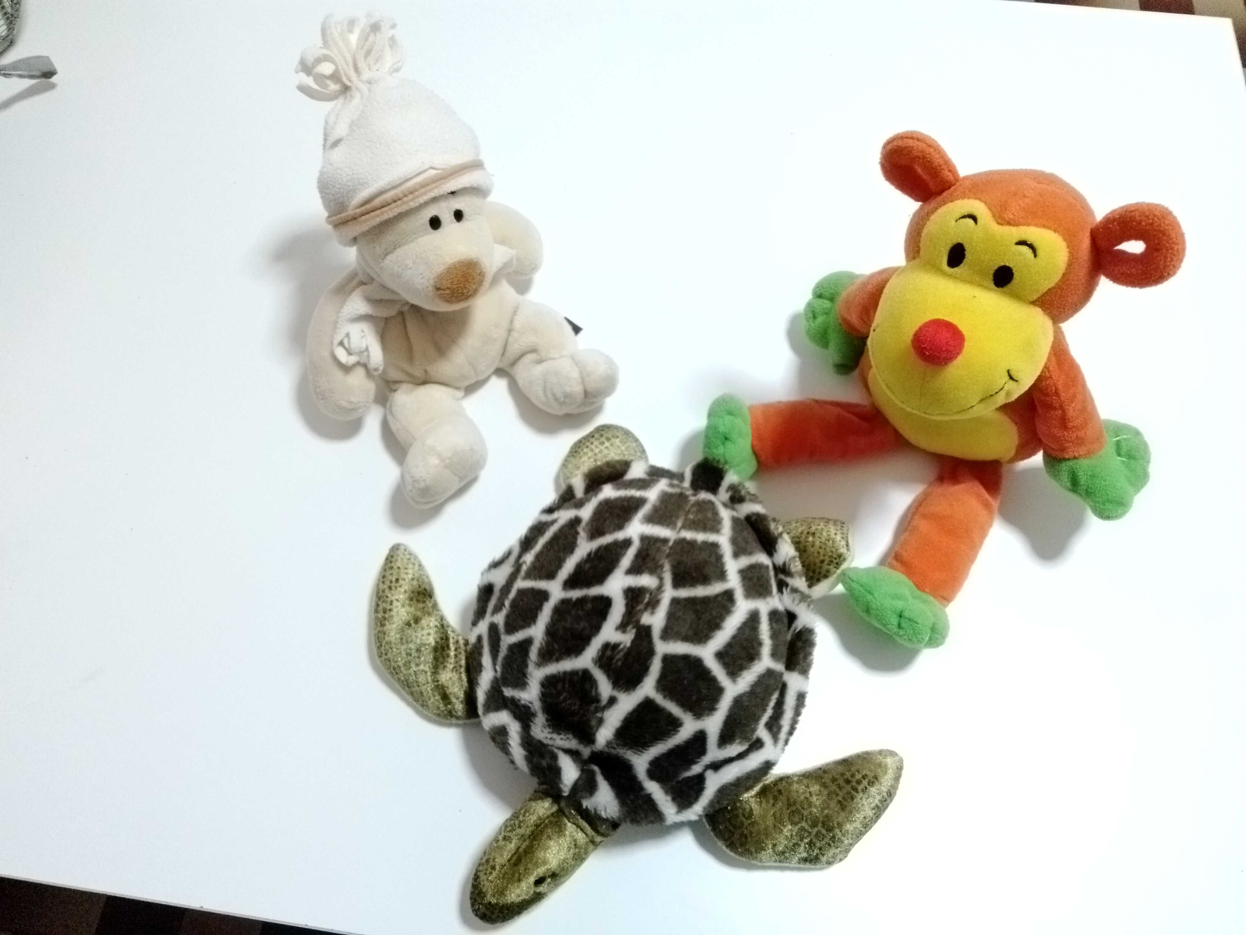 3 bonecos de peluche (Cão, Macaco e Tartaruga)