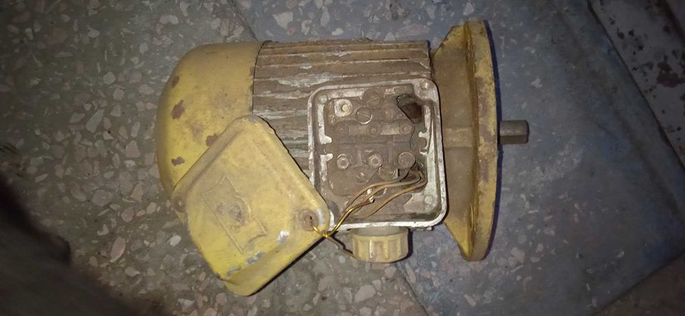 електромотор трьох фазний