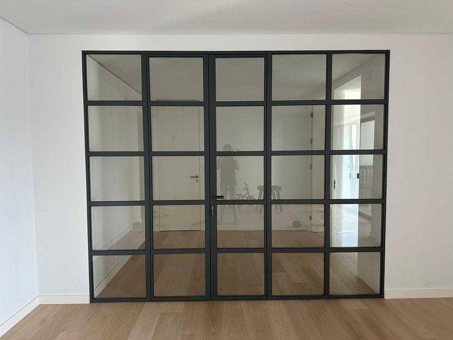 Divisória interior minimalista em aço e vidro - Jansen