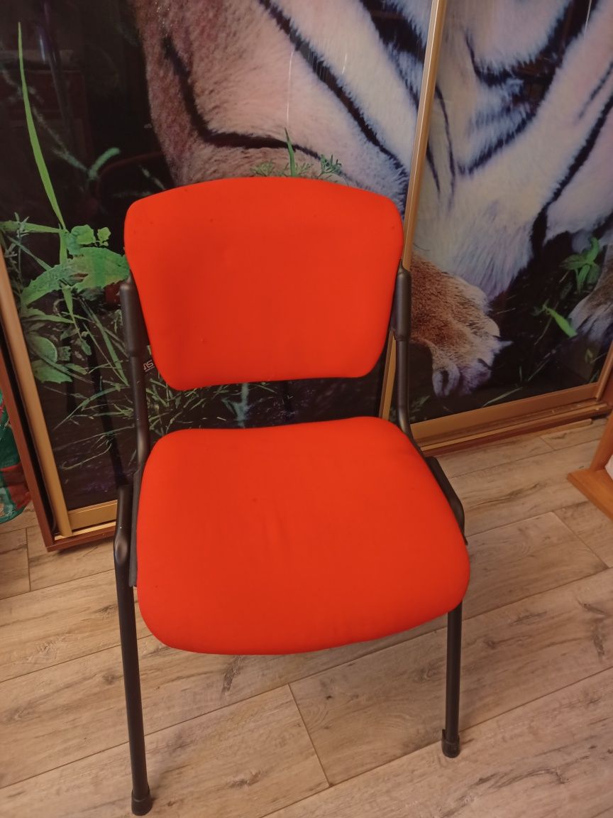 Офисное кресло, стул красный в хорошем состоянии