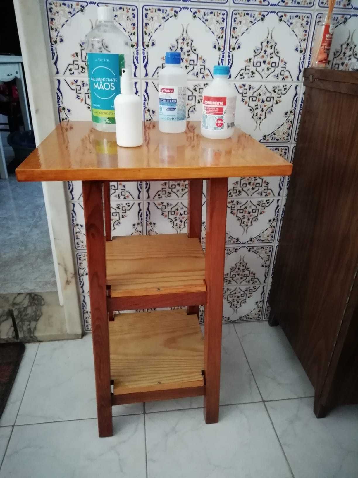 Mesa  Pequena Decorativa de Apoio Há Entrada Para Gel e Álcool