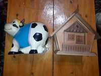 Копилки: деревянный дом и корова-футболист-мяч