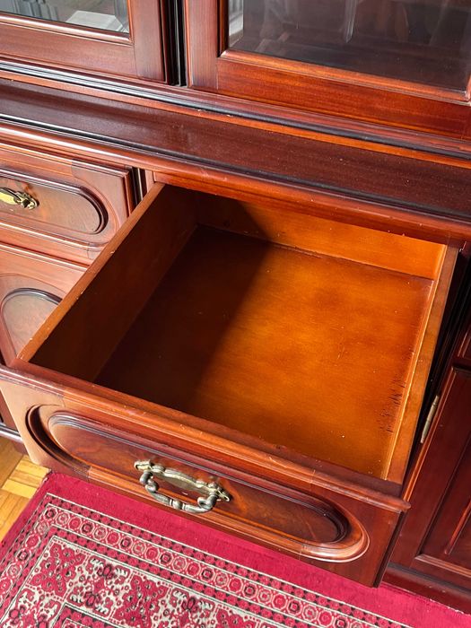 Móvel aparador de sala, em madeira de carvalho em ótimo estado