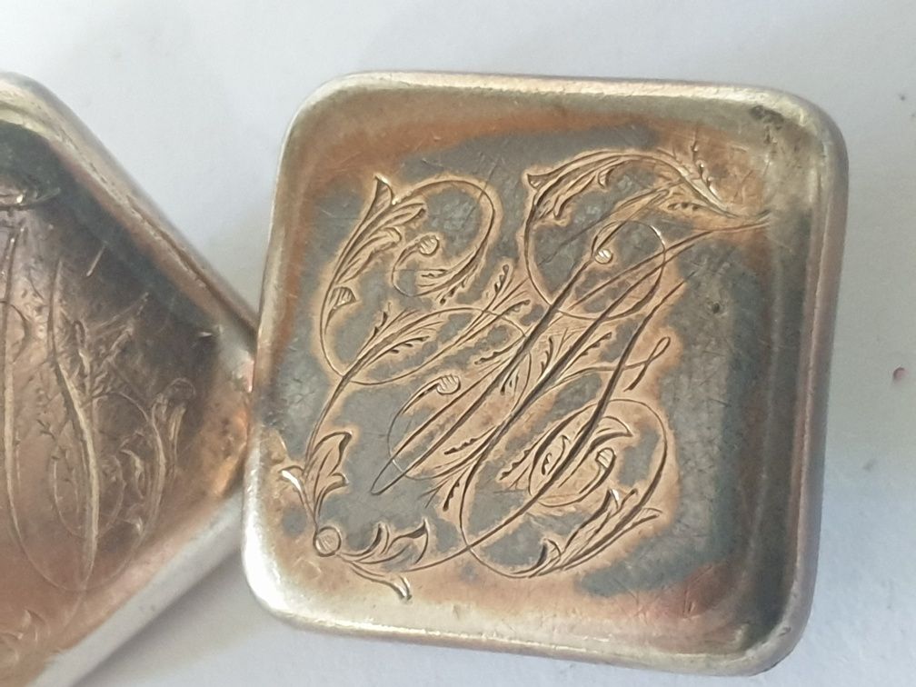 Par de antigos botões de punho com monogramas em prata dourada