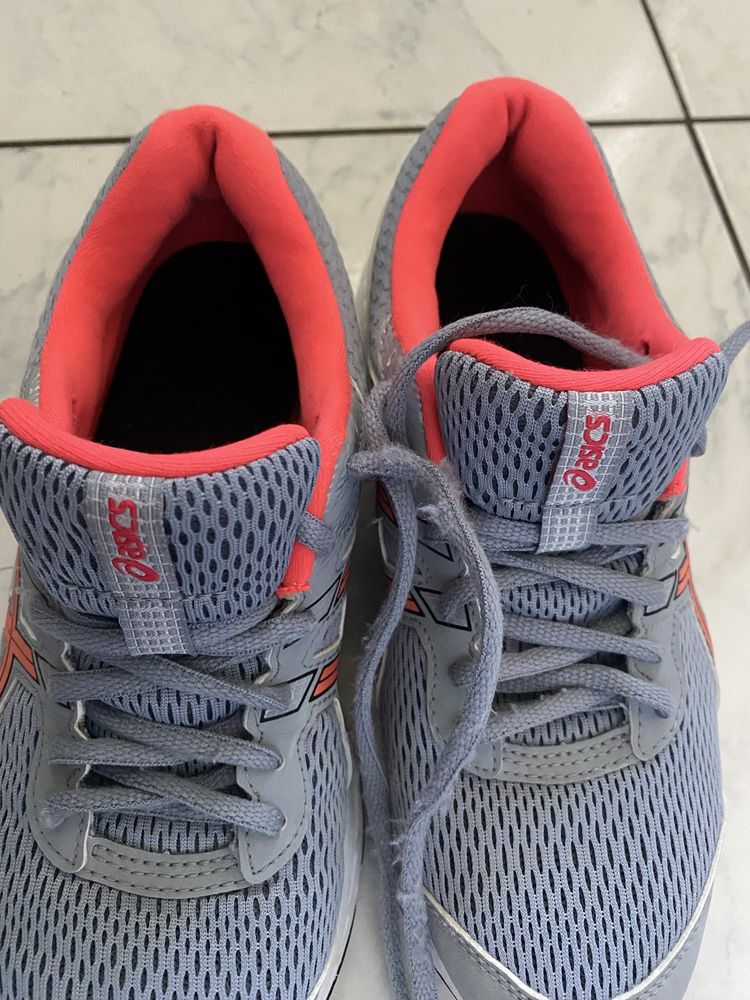 Продам оригінальні кросівки Asics 37,5  розмір
