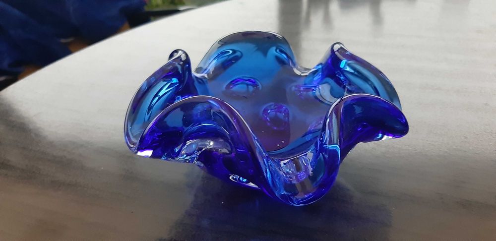 Popielniczka w ksztalcie kwiata Niebieskie szklo