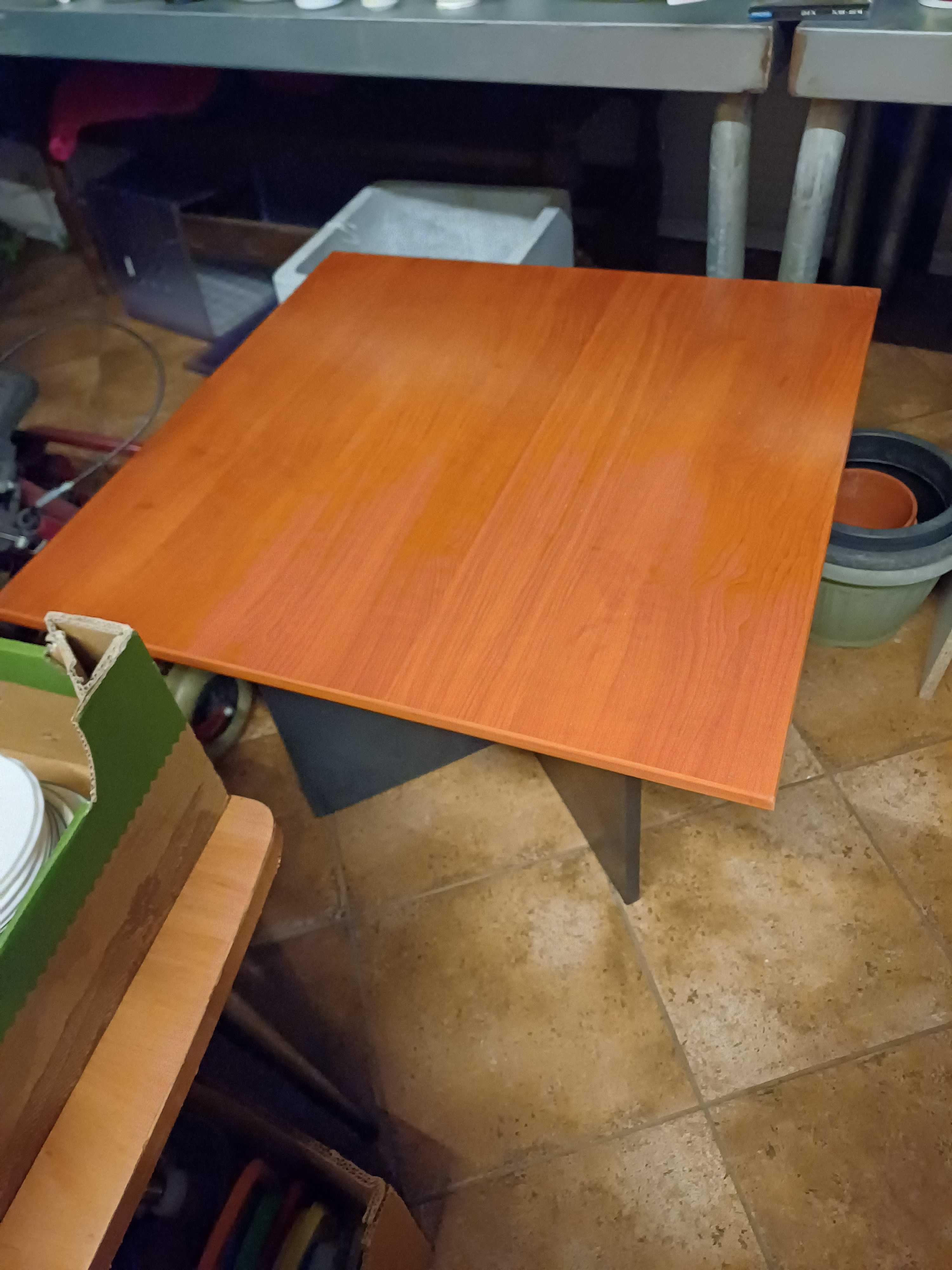 Niski meblowy stolik