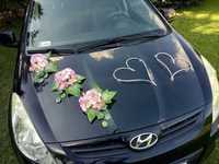 DS18  Ślubna dekoracja na samochód z fioletowo - kremowymi hortensjami