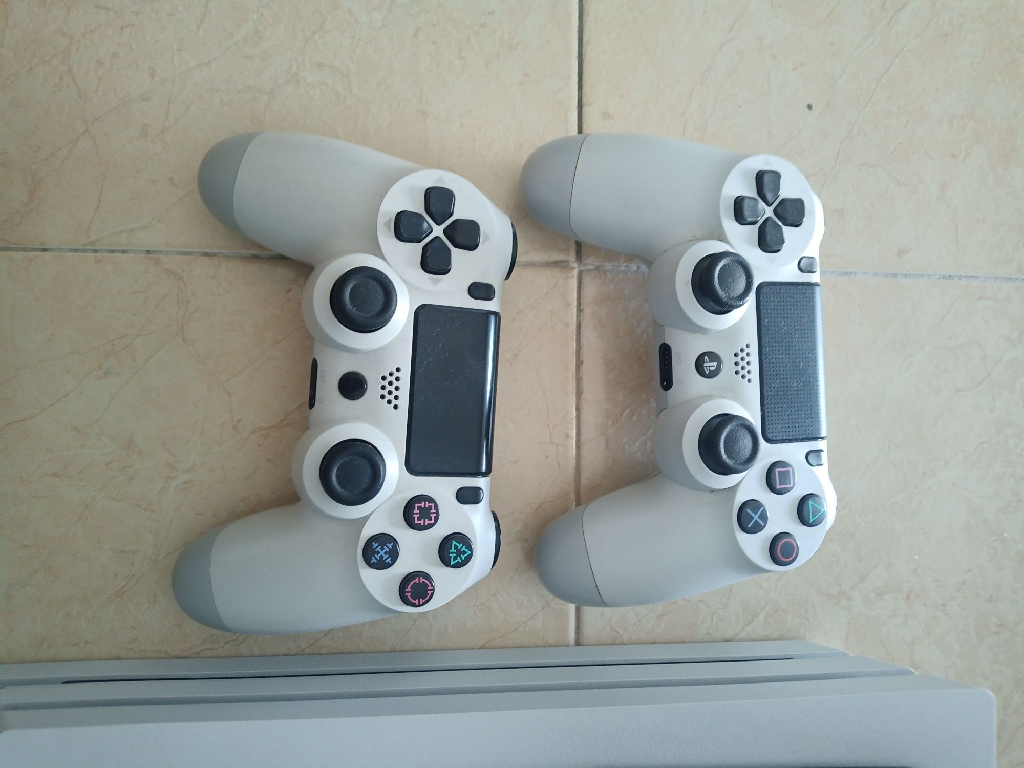 PlayStation 4 - Pro (Usada] (não aceito trocas)