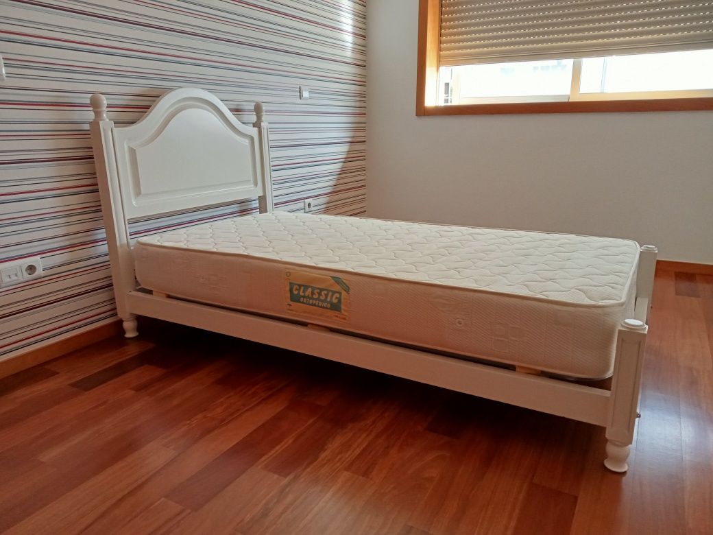 Cama em madeira maciça lacada a branco