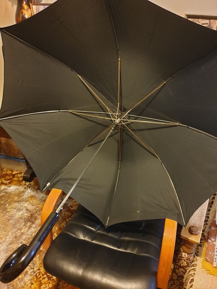 Solidny, duzy parasol