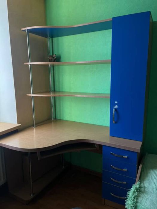 Ліжко, стіл, шафа в дитячу кімната