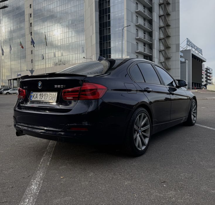 BMW 320i xDrive 2016 року