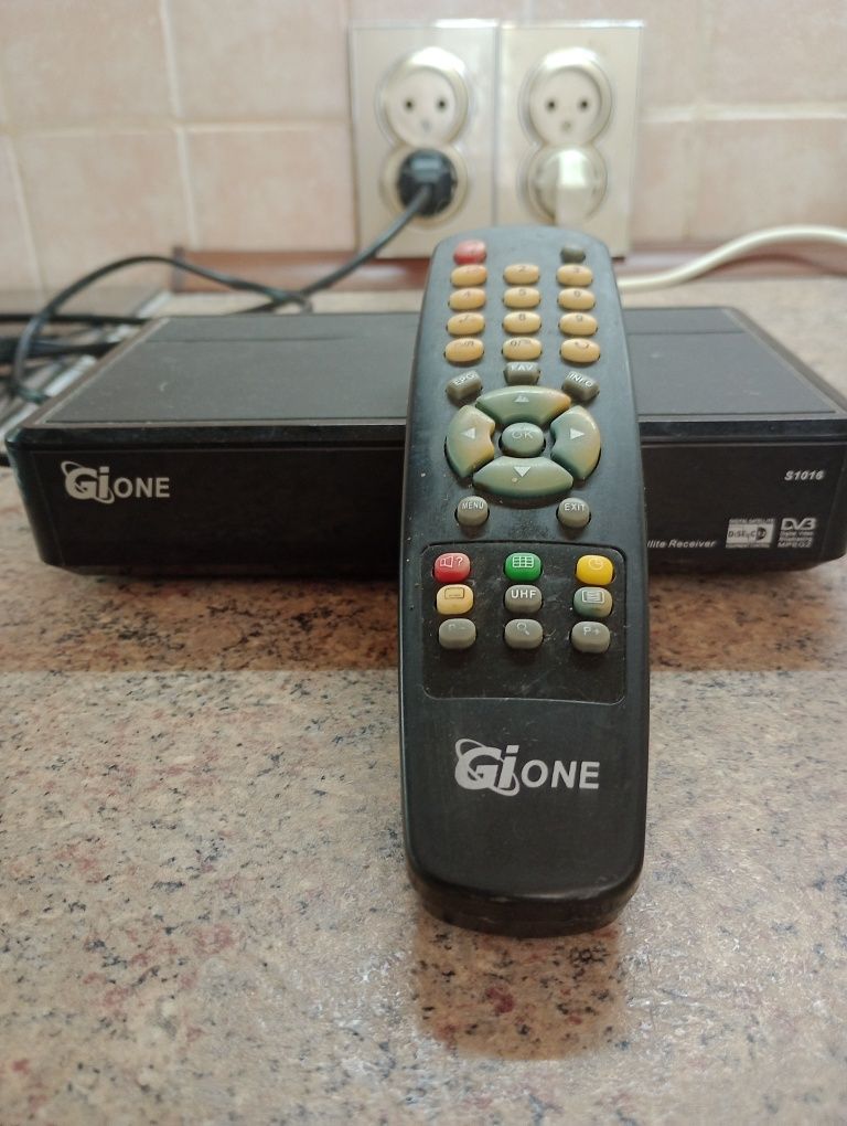 Спутниковый тюнер приемник ресивер Gione S1016 в рабочем состоянии