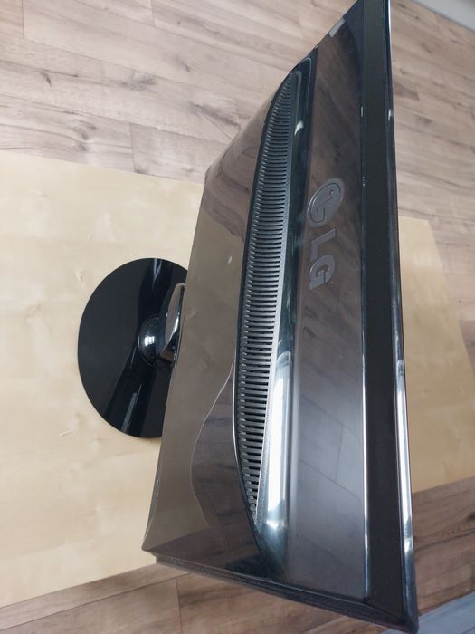 Monitor LG komputerowy wyrazisty obraz dynamiczny kontrast kabel zasil