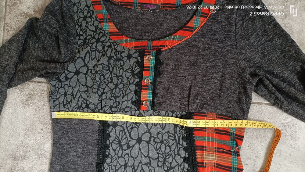 Luźna sukienka z długim rękawem odcinana pod biustem. Stella