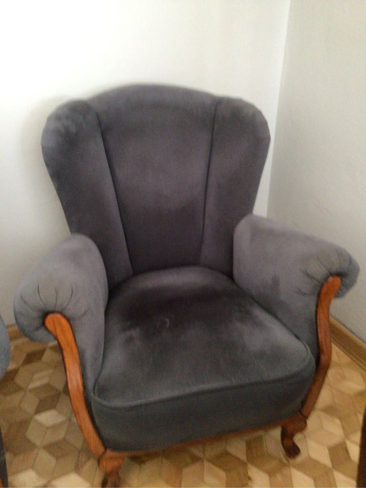 Szara sofa i dwa fotele