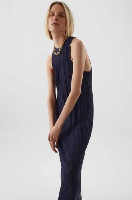 Брендовое платье с плиссировкой и приталенным силуэтом Cos