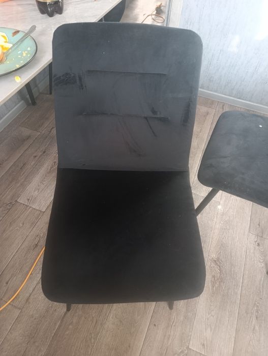 Продам 4 чорних стільця