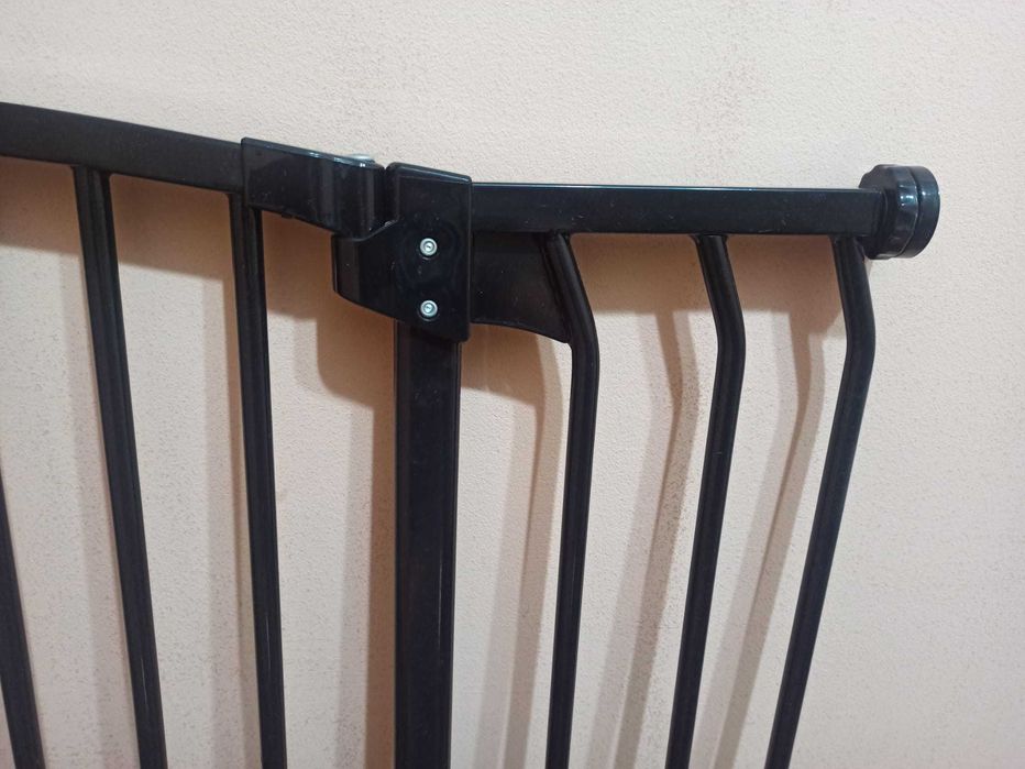 Bramka zabezpieczająca schody, barierka na drzwi, rozporowa, czarna.