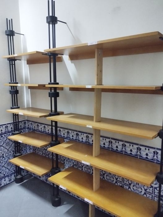 Vendo quatro estantes de escritório/loja
