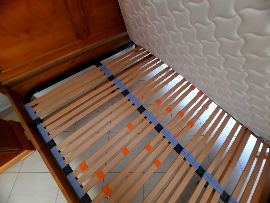 Cama, colchão, cabeceiras e cómoda