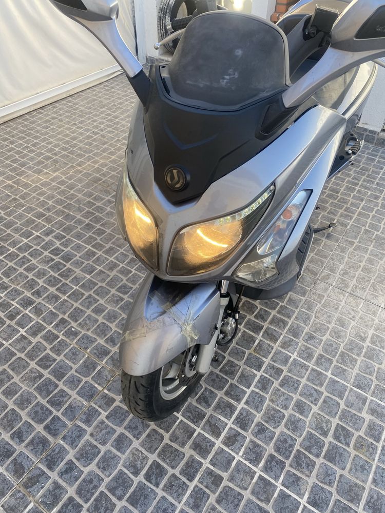 Vendo moto 125 GTS evo. Com algumas marca de uso