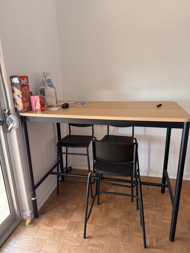 Mesa de Jantar com 4 cadeiras!