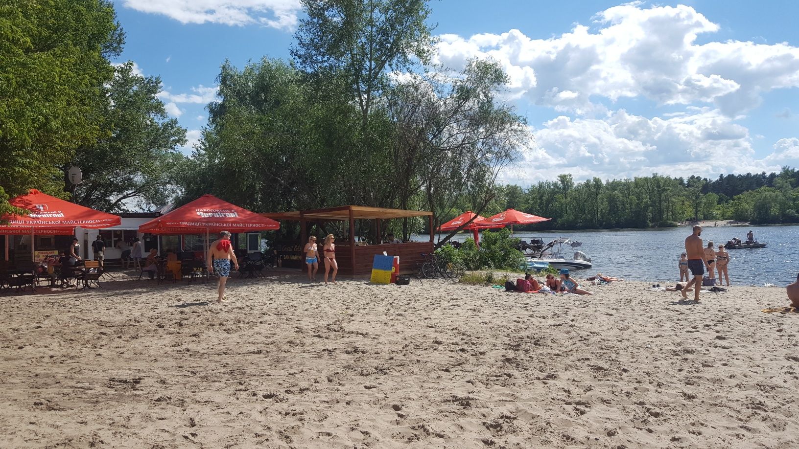 Участок на Русановских садах возле пляжа  р.. Десёнка.