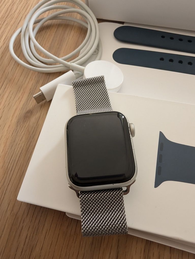 Apple watch SE com 2 braceletes e capa de proteção