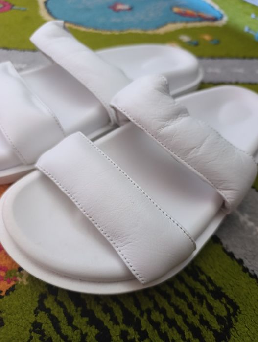 Шкіряні НОВІ жіночі шльопанці