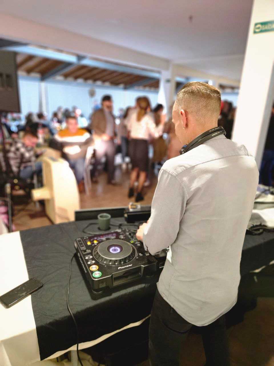 Dj para todo tipo de eventos e aluguer de material de som e luz