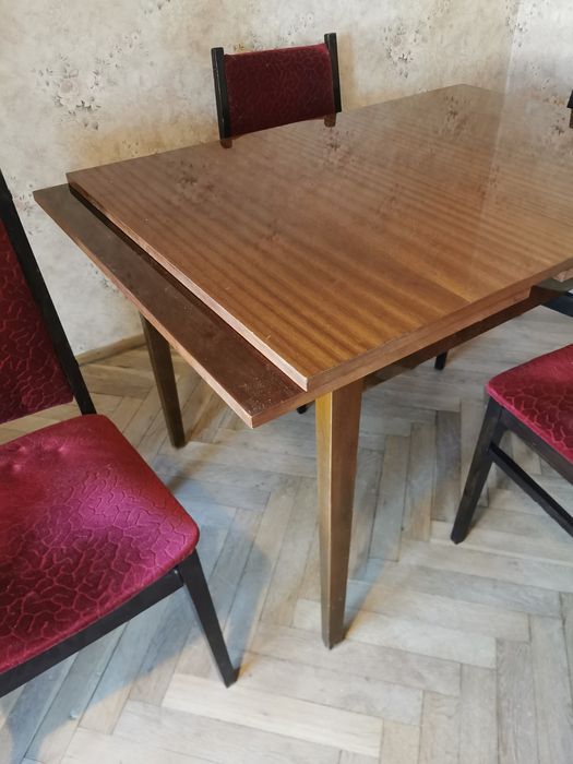 Stół do jadalni i 4 krzesła z czasów PRL