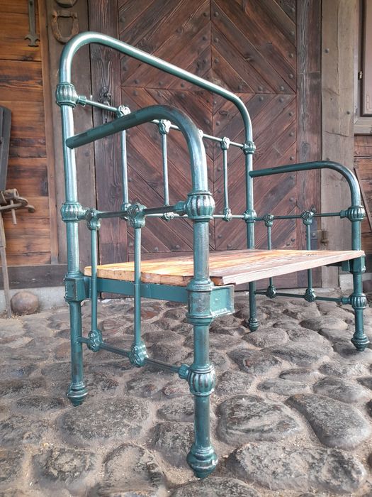 Stara metalowa ławka.