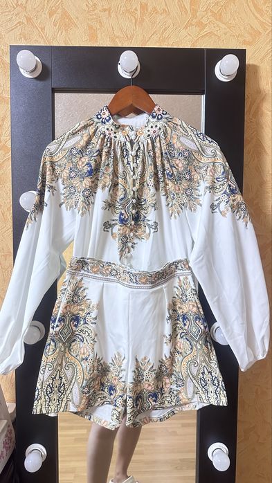 Нарядний костюм білий з принтом