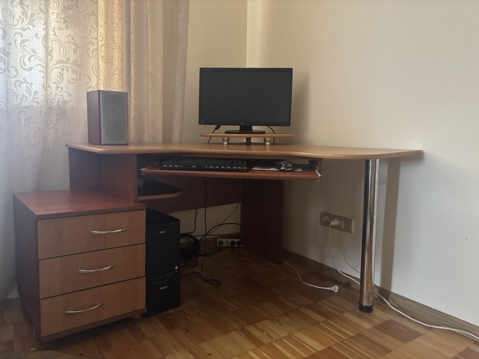 Компʼютерний стіл